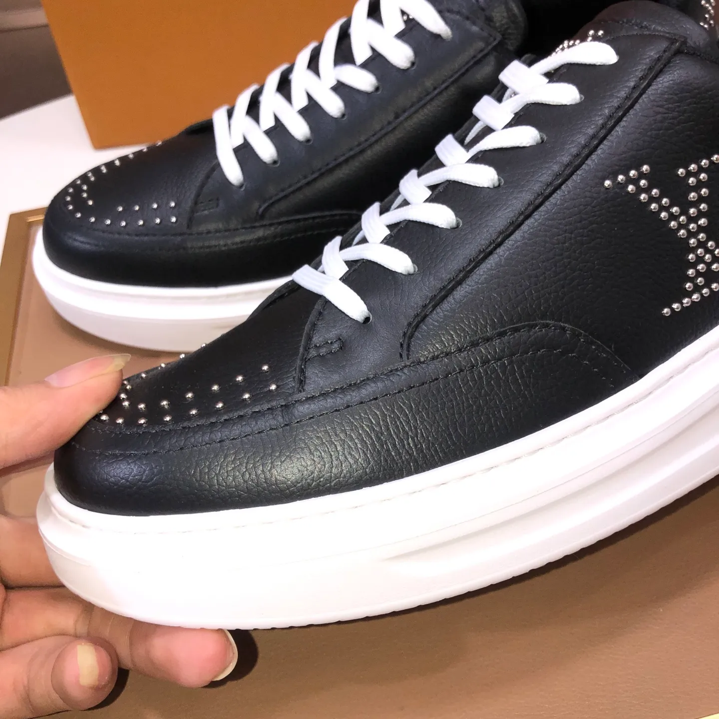 Factory batch 640💰original development, quality shipment, welcome to compare - LV sneaker series sports shoes introduce the loose silhouette of the ready-to-wear series into the spring and summer men's wear shows and make an eye-catching appearance. The cow leather upper is combined with rough fabric laces, and colorful beading highlights the brand's classic elements. LV letters mark the tongue and Monogram floral outsole. Mixed materials Made of top-grain cowhide, thick shoelace design, large Monogram print on the side, mesh lining and cotton feet, the comfort is as extreme as ever, premium heritage, quality first, worth owning! Size: Men’s 38-45 (45 is custom-made and cannot be returned or exchanged)
